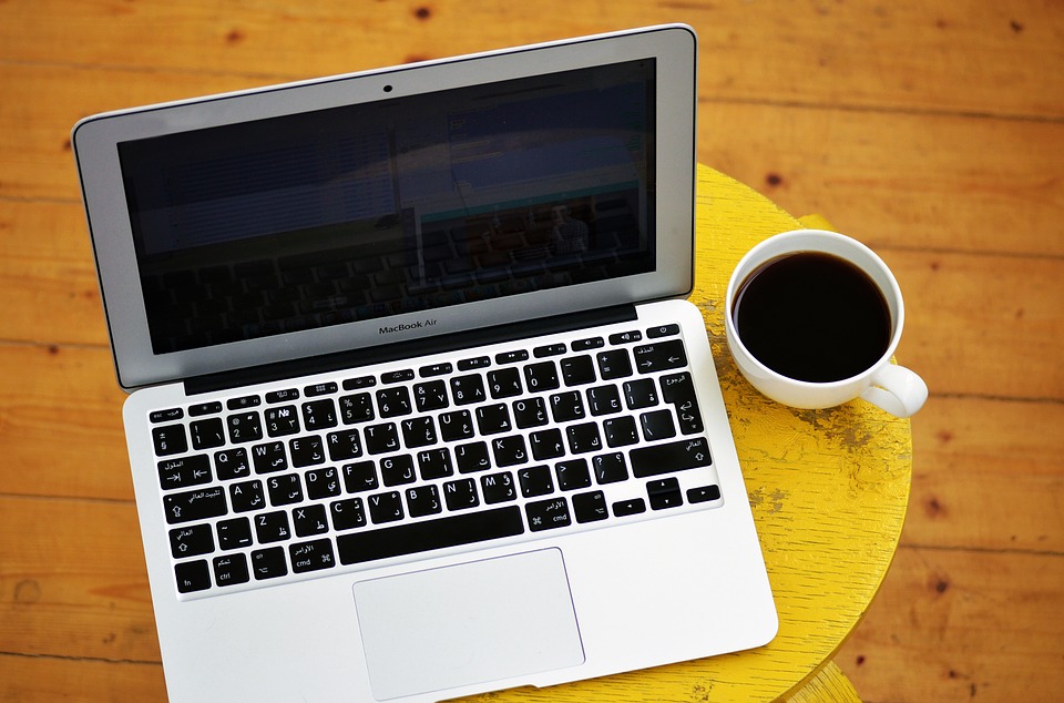 laptop-on-yellow-coaster